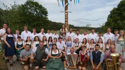 Bild: hdk
Die 15 Achtler Kirwapaare mit Oberkirwapaar Noah von Ramdohr und Emely Distler (hinten Mitte).