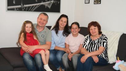 Bild: Hirsch
Die ukrainische Familie Striuchkov hat in Schwarzenfeld eine neue Heimat gefunden. Tochter Mariana, die Eltern Yevhen und Maryna, Tochter Melania und Oma Nadia (von links) sind froh, hier in Sicherheit leben zu können.