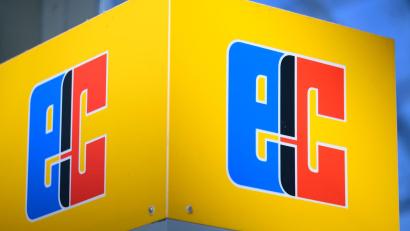 Bild: Hendrik Schmidt/dpa
Einer der Betrüger wurde gefilmt, als mit einer gestohlenen EC-Karte Geld abheben wollte. (Symbolbild)