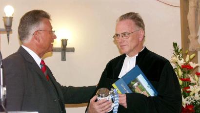 Archivbild: Rudolf Weber
Pfarrer Gerhard Scholze bei seiner Verabschiedung in den Ruhestand mit Landrat Armin Nentwig im August 2007.