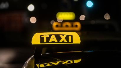 Bild: Paul Zinken/dpa
Im Taxi-Gewerbe herrscht ein harter Wettbewerb, angefeuert auch durch die vielen Mietwagen-Vermittlungen, die oft günstigere Fahrten anbieten können. (Symbolbild)