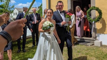 Bild: Johannes Pleyer
Hannah-Sophia und Alexander Anzer präsentieren sich nach der Trauung freudestrahlend im Lennesriether Kirchgarten.