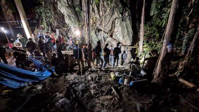 Bild: Josh Richards/dpa
Spezialisten haben nach eigenen Angaben einen neuen Zugang zu der Höhle gefunden.