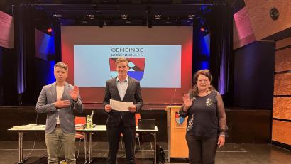 Bild: Verena Baumer
Bei der konstituierende Sitzung des Gemeinderats Ursensollen legten Zweiter Bürgermeister Achim Kuchenbecker (links) und Dritte Bürgermeisterin Annemarie Lehmeier ihren Amtseid vor Erstem Bürgermeister Martin Fleischmann ab.