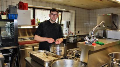 Bild: ds
Simon Dorn, frischgebackener Metzgermeister und Koch, am Herd im elterlichen Gasthaus, der Goldenen Krone in Kirchenreinbach.
