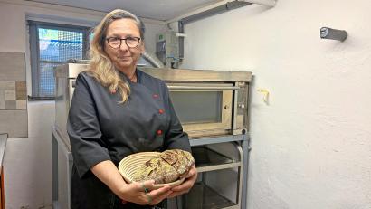Bild: Katharina Melzner
Von der Pflege in die Backstube: Wenn andere schlafen, beginnt für Doris Ammon der Backtag: In ihrer kleinen Kellerbackstube in Marktredwitz entstehen Sauerteigbrote und Brötchen in Handarbeit.