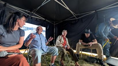 Bild: wüw
Die Zeitzeugen Anna Rajmová und Bohumil Novohradský erzählten aus der unmittelbaren Nachkriegszeit im Tachauer Land. Der Dolmetscher Alexander Kříž (sitzend, rechts) hat die deutsche Übersetzung geliefert.