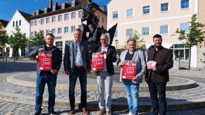 Bild: Carmen Ehbauer
Die Änderungen und Neuerungen des Städtedreiecklaufs präsentierten Dominik Kerner vom Organisationsteam, Rudolf Seidl, Bürgermeister von Maxhütte-Haidhof, Martin Antretter, Bürgermeister von Burglengenfeld, Thomas Beer Bürgermeister von Teublitz, und Sebastian Hauser, Geschäftsstellenleiter Zweckverband Städtedreieck.