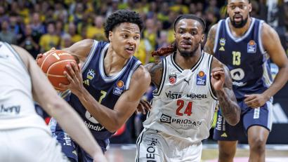 Bild: Andreas Gora/dpa
Alba-Youngster Jack Kayil (l) zieht an Bambergs Cobe Williams vorbei.