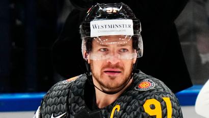 Bild: Pavel Golovkin/AP/dpa
Der bald 40 Jahre alte Eishockey-Verteidiger Moritz Müller spielt noch ein Jahr weiter. (Archivbild)