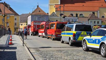 Bild: --/Zema Median/dpa
Großeinsatz für Feuerwehr und Rettungskräfte bei einem Säureunfall in Vilshofen.