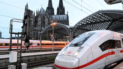 Bild: Roberto Pfeil/dpa
Die meisten Fernverkehrszüge auf deutschen Schienen tragen derzeit die Farben der Deutschen Bahn - doch zwei Konkurrenten wollen dem bundeseigenen Konzern Marktanteile abspenstig machen. (Archivbild)