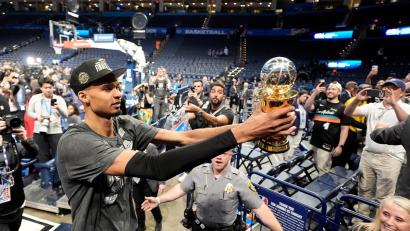 Bild: Tony Gutierrez/AP/dpa
Victor Wembanyama greift mit den Spurs nach dem NBA-Titel.