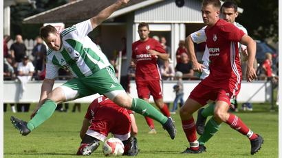 Archivbild: ham
In der vergangenen Saison waren die Spiele des FC Wernberg (links Spielertrainer Bastian Lobinger) gegen due Spvgg Pfreimd die beiden einzigen Derbys für beide Klubs. Das wird in der kommenden Spielzeit ganz anders sein.