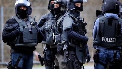 Symbolbild: Marius Becker/dpa
In Roßtal im Landkreis Fürth kam es am Dienstagvormittag zu einem Großeinsatz des SEK.