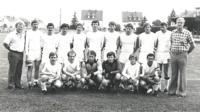 Repro: knh
Im Jahr 1980 schafft die Mannschaft des VfB Mantel unter Trainer Manfred Haag (rechts) den Aufstieg in die Bezirksliga.
