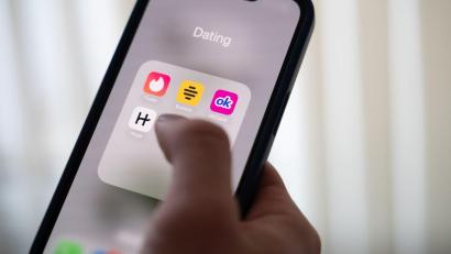 Bild: Alicia Windzio/dpa
Politische Vorlieben sind auf Dating-Apps ein wichtiges Auswahlkriterium - zumindest in den USA, wie eine Kölner Studie zeigt. (Archivbild)