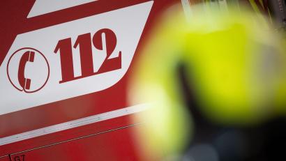 Bild: Sebastian Gollnow/dpa
Einsatzkräfte der Feuerwehr sägen im Münchner Süden den Steg eines Gartenstuhls auf, um eine eingeklemmte Zweijährige unbeschadet zu befreien. (Symbolbild)