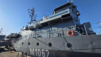 Bild: Tobias Gräf
Das Minenjagdboot Sulzbach-Rosenberg – Kennung M 1062 – kam erst Ende 2025 aus der Werft, wo eine Generalüberholung durchgeführt wurde. Jetzt liegt der Minenjäger mit nagelneuem Anstrich am Pier.