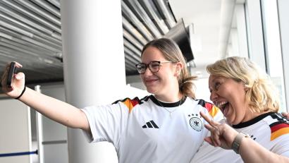 Bild: Federico Gambarini/dpa
Glückliche Passagiere: Auch Leonie und Anja bekamen ein Deutschland-Trikot vor dem Linienflug mit der Nationalmannschaft nach Chicago.