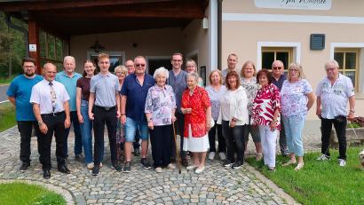Bild: bsc
Erika Käß (vorne mit Stock) freute sich an ihrem 90. Geburtstag über die Glückwünsche ihrer Familie, Verwandten und Bekannten.