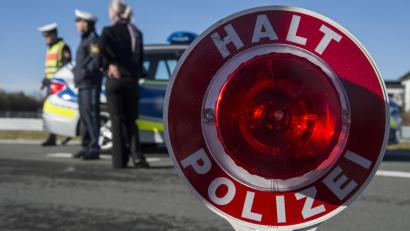 Symbolbild: Daniel Karmann/dpa
Bei einer Grenzkontrolle in Waldsassen wurden Betäubungsmittel und ein Messer gefunden. Zwei Personen wurden vorläufig festgenommen.