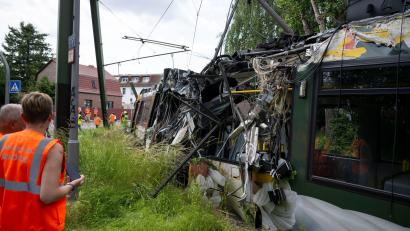 Bild: Christophe Gateau/dpa
Eine Straßenbahn in Neu Hohenschönhausen ist entgleist. Bei dem Unfall gab es viele Verletzte.