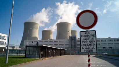 Bild: Michael Heitmann/dpa
In der Nähe des Atomkraftwerks Temelin könnte künftig ein Atommüll-Endlager entstehen. Nun haben Probebohrungen begonnen.