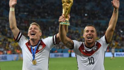 Bild: Andreas Gebert/dpa
Bastian Schweinsteiger (l) und Lukas Podolski wurden 2014 auch gemeinsam Fußball-Weltmeister. (Archivbild)