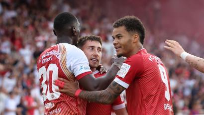 Bild: Karl-Josef Hildenbrand/dpa
Würzburg feiert die Rückkehr in die dritte Liga.