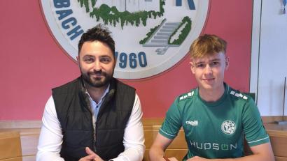 Bild: Hubert Ziegler
Simon Pirner (rechts) unterschreibt bei der DJK Gebenbach. Sportlicher Leiter Erdal Izmire (links) freut sich über die Verpflichtung.