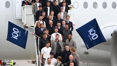 Bild: Florian Wiegand/dpa
Los geht's: Die Nationalspieler und Bundestrainer Julian Nagelsmann auf der Gangway.