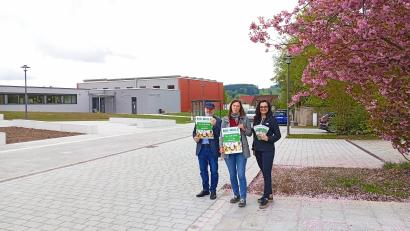Bild: fpoz
Günther Erhardt und Elisabeth Waldeck, beide vom Projektmanagement der Öko-Modell-Region Steinwald, mit Bürgermeisterin Margit Bayer bei der Präsentation des Veranstaltungsortes für die 4. Bio-Meile der Steinwald-Allianz zwischen der neuen Kirche Sankt Sebastian und der Jobst-vom-Brandt-Schule.