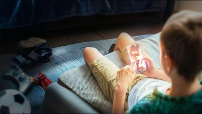 Bild: Getty/ZDF/dpa
Um pornografische Inhalte zu sehen, müssen Kinder im Internet nicht unbedingt gezielt danach suchen.
