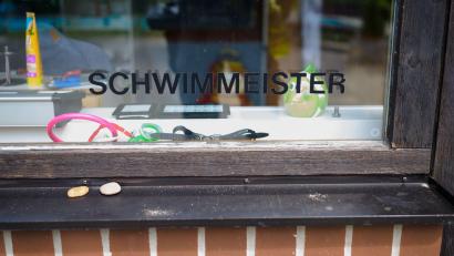 Bild: Philipp Schulze/dpa
Der Bundesverband Deutscher Schwimmmeister fordert schärfere Regeln für Kinder und Jugendliche, die nicht gut schwimmen können. (Symbolbild)
