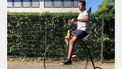 Bild: aks
Historisches Flair auch bei den Requisiten: Dominik Gruber auf einem der eigens für die Burgfestspiele organisierten Hochräder.