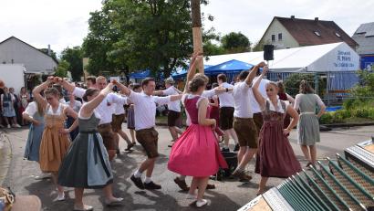 Bild: bö
Das Mühlradl drehte sich bei der Dreifaltigkeitskirchweih in Berghausen zum Musikwind von "Saba z´dreckat" auf dem Dorfplatz zur Freude vieler Kirchweih-Gäste.