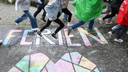 Bild: Bernd Weißbrod/dpa
Wann starten sinnvoll die Sommerferien? Der Deutsche Philologenverband hat einen Vorschlag. (Archivbild)