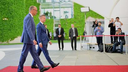 Bild: Sebastian Gollnow/dpa
Merz und Magyar wollen nach 16 Jahren neue Wege in den deutsch-ungarischen Beziehungen beschreiten.