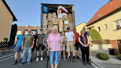 Bild: upl
Käthe Gerl (90) aus Kümmersbruck inmitten ihrer treuen Helfer vor dem beladenen Sattelzug.