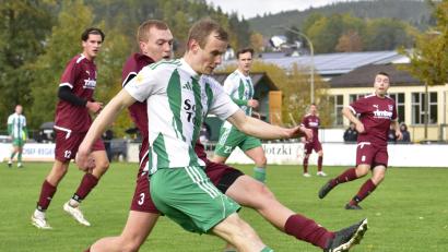 Bild: Hans Mark
Lukas Heinrich (vorne) wird den FC Wernberg zur kommenden Saison verlassen.
