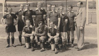 Repro: Ernst Frischholz
Eines der ersten Mannschaftsfotos des SC Luhe-Wildenau: 1950 auf dem alten Sportplatz an der Haidenaab.