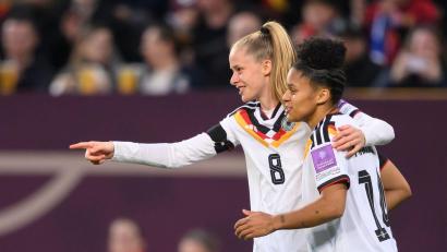 Bild: Robert Michael/dpa
Zwei für die Insel: Vivien Endemann (l) wechselt nach Liverpool, Shekiera Martinez spielt bei West Ham.