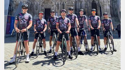 Bild: Ralph Zimmermann
Die Teilnehmer des Projekts „Road2Riva“ absolvierten kurz vor dem Start nach Riva eine rund 205 Kilometer lange Testfahrt nach Regensburg und zurück. Mit den neuen Teamtrikots ausgestattet geht es für die Gruppe am Donnerstag auf die rund 700 Kilometer lange Fahrt zum Gardasee.