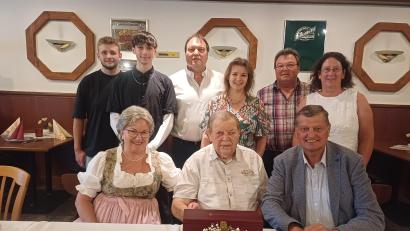 Bild: Marita Lobenhofer
Fensterbachs Zweiter Bürgermeister Franz Ziegelmeier (vorne rechts) gratulierte Helga und Rudolf Kasparides zur Diamantenen Hochzeit. Mit dem Paar freuten sich auch dessen beide Söhne, die Schwiegertöchter und die Enkel.