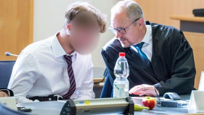 Bild: Armin Weigel/dpa
Knapp ein Jahr nach einem Axtangriff in einem ICE in Niederbayern hat der Prozess gegen den beschuldigten 21-jährigen Syrer begonnen.