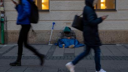 Bild: Peter Kneffel/dpa
Ein Obdachloser in München. (Symbolbild)