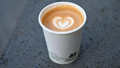 Bild: Michael Brandt/dpa
Ein Cappuccino kostet in Deutschland im Schnitt 3,57 Euro - und damit 10 Cent mehr als im vergangenen Jahr.