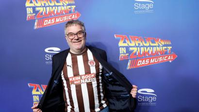 Bild: Georg Wendt/dpa
Moderator Elton zeigte sich auf dem Roten Teppich und wird demnächst auch eine Gastrolle in dem Musical übernehmen. (Archivbild)