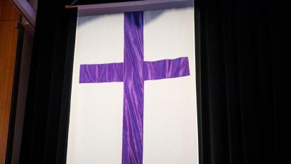 Bild: Daniel Vogl/dpa
Die Fahne der evangelischen Kirche in Deutschland. (Symbolbild)